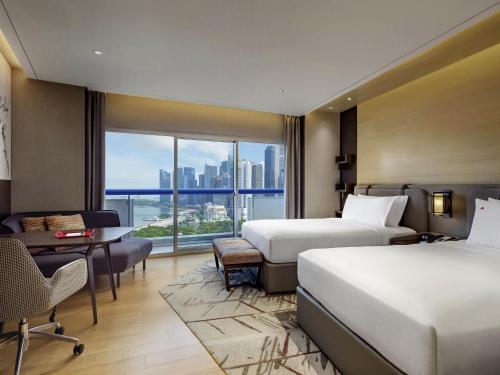 Кровать или кровати в номере Swissotel The Stamford Singapore