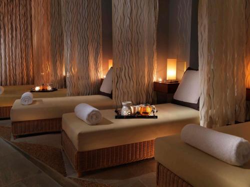 Гостиная зона в Swissotel The Stamford Singapore