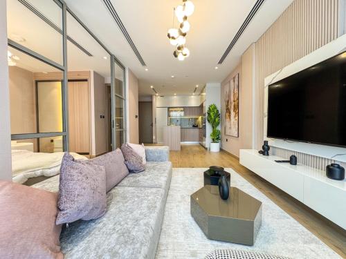 1BDR with Gym, Sauna, Pool - Opposite Circle Mall