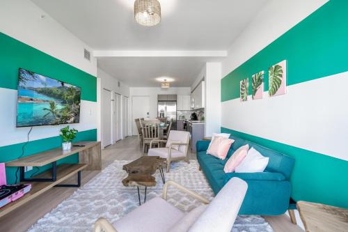 Μια τηλεόραση ή/και κέντρο ψυχαγωγίας στο Stylish 2BR 2BA, Near Miami and FTL, Free Parking