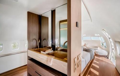 Ένα ή περισσότερα κρεβάτια σε δωμάτιο στο Private Jet Villa on top of the Nyang Nyang Beach Cliff