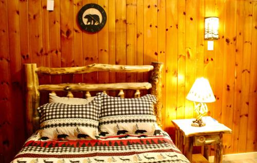 Cama o camas de una habitación en The Sundowner on Lake George