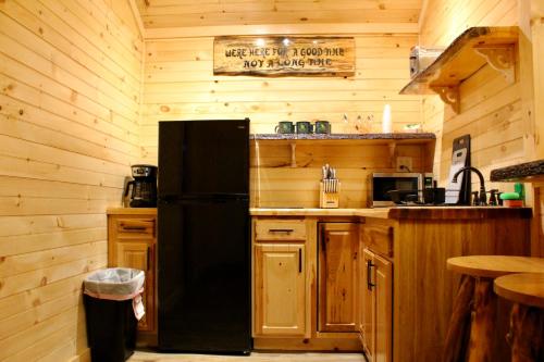 Una cocina o zona de cocina en The Sundowner on Lake George
