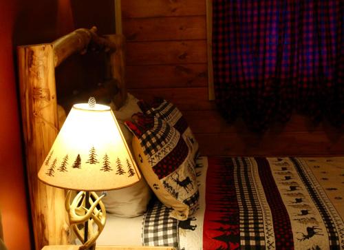 Cama o camas de una habitación en The Sundowner on Lake George