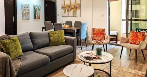 Χώρος καθιστικού στο La Buena Vida Holiday Homes - Deluxe, very spacious 5 Bedroom plus maidroom in Best location of JBR, Near to Beach, Marina and Tram station