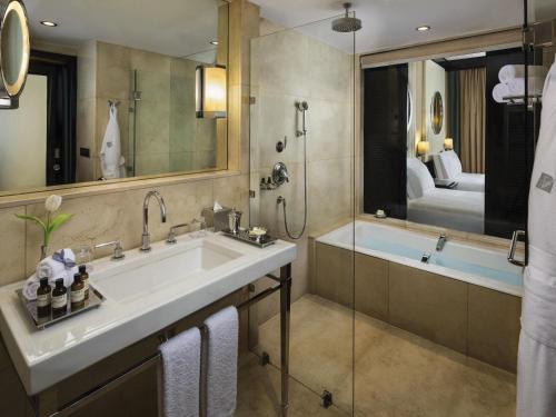 Ванная комната в Fairmont Nile City