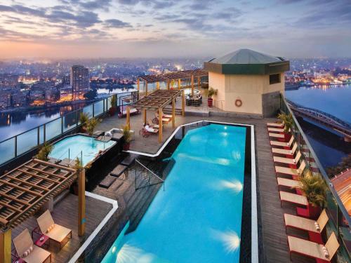 Бассейн в Fairmont Nile City или поблизости