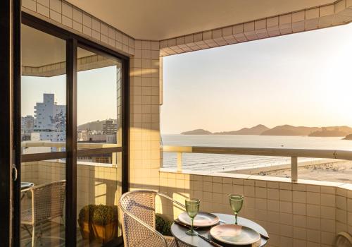 a dining room with a view of the beach at ARK Houses - Flat PetFriendly Vista-Mar com Varanda e Piscina na Cobertura in Santos