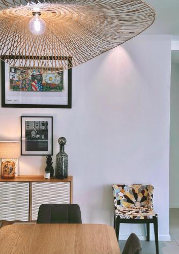 una sala da pranzo con un tavolo e una sedia di Villa Anjo a Zonza