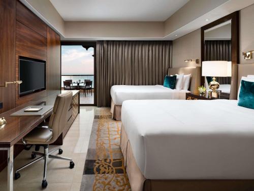 Телевизор и/или развлекательный центр в Fairmont Ajman