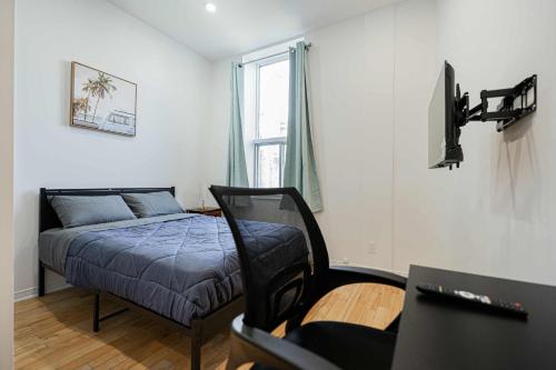 Ένα ή περισσότερα κρεβάτια σε δωμάτιο στο Cozy Studio Near Downtown Montreal with Parking