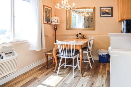 a kitchen with a table and chairs and a mirror at Yellowstone Gateway Inn in Gardiner