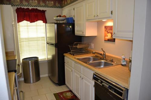 una cucina con lavello e frigorifero di 169 Cordero Lane a Hot Springs Village