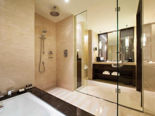 Ванная комната в Fairmont Jakarta