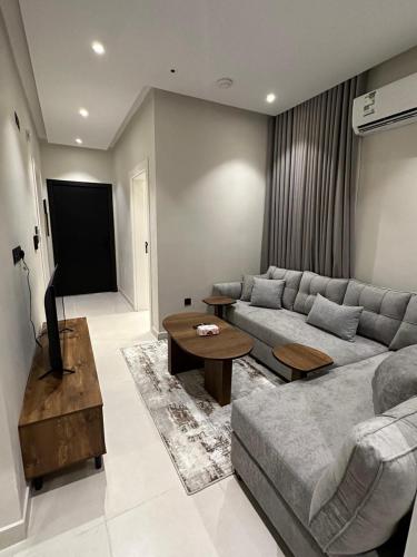ein Wohnzimmer mit Couch und Flachbildfernseher in der Unterkunft Two Bedroom Luxury Apartment in Dschidda