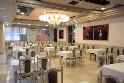 Un restaurante o sitio para comer en Zepter Hotel Drina Bajina Basta, member of Zepter Hotels