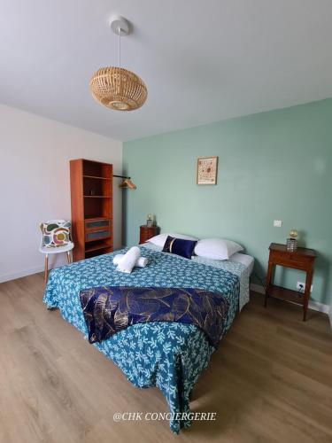 Postel nebo postele na pokoji v ubytování Maison du Puy avec jardin clos, 4 min Puy duFou