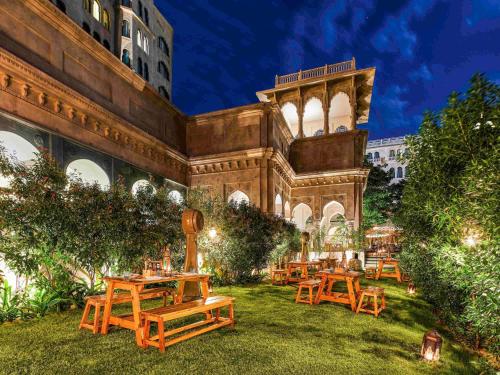 Jardín al aire libre en Fairmont Jaipur