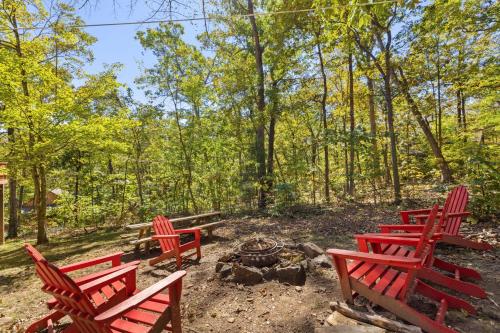 un gruppo di sedie rosse sedute intorno a un focolare di Quiet Loft Chalet near Bryce w Hot Tub & Fire Pit a Basye