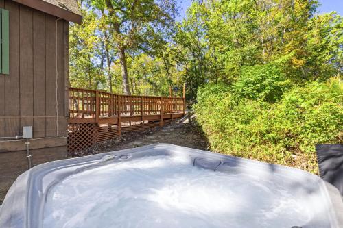 una vasca idromassaggio situata all'esterno di una casa di Quiet Loft Chalet near Bryce w Hot Tub & Fire Pit a Basye