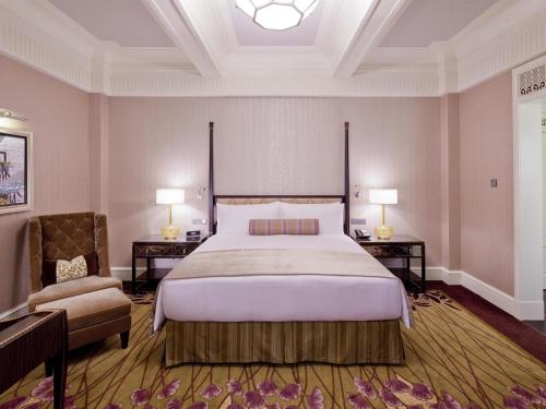 Ένα ή περισσότερα κρεβάτια σε δωμάτιο στο Fairmont Peace Hotel on the Bund
