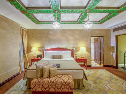 Ένα ή περισσότερα κρεβάτια σε δωμάτιο στο Fairmont Peace Hotel on the Bund