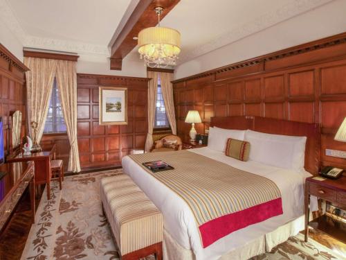 Ένα ή περισσότερα κρεβάτια σε δωμάτιο στο Fairmont Peace Hotel on the Bund