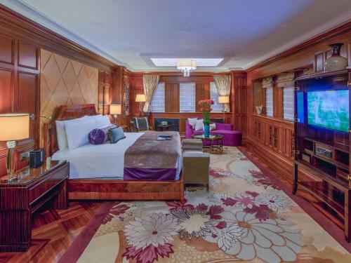 Μια τηλεόραση ή/και κέντρο ψυχαγωγίας στο Fairmont Peace Hotel on the Bund