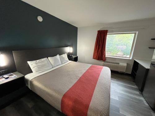 Ένα ή περισσότερα κρεβάτια σε δωμάτιο στο Studio 6 Suites Urbana, IL