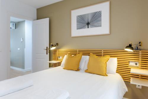 WintowinRentals Modern Apartment with Private Indoor Patio in Málaga