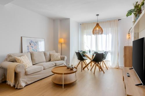 WintowinRentals Modern Apartment with Private Indoor Patio in Málaga