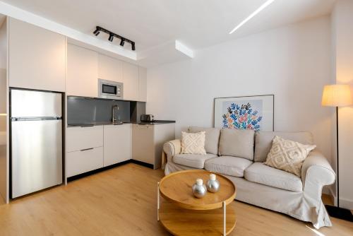 WintowinRentals Modern Apartment with Private Indoor Patio in Málaga