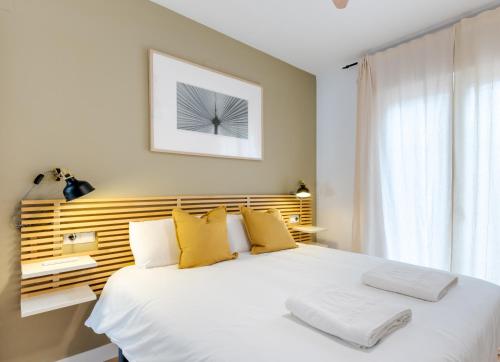 WintowinRentals Modern Apartment with Private Indoor Patio in Málaga