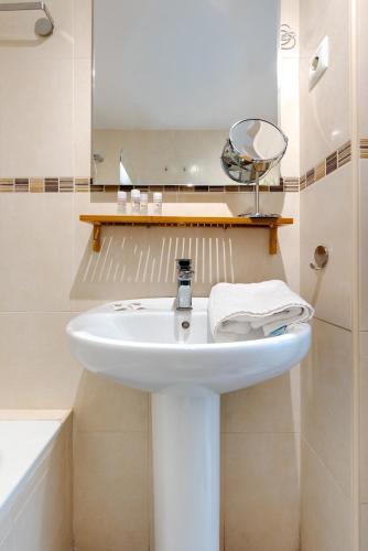WintowinRentals Modern Apartment with Private Indoor Patio in Málaga