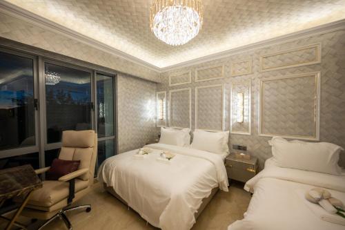 Postel nebo postele na pokoji v ubytování Ritz Residence, Imago Mall Loft B
