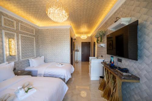 Postel nebo postele na pokoji v ubytování Ritz Residence, Imago Mall Loft B