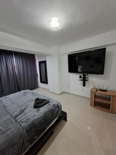 une chambre avec un lit et une télévision à écran plat dans l'établissement Ocean view two bedroom, 