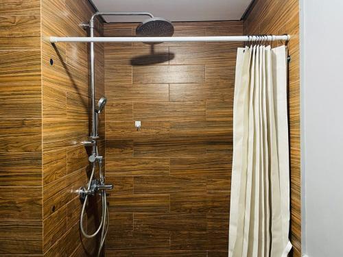 ein Bad mit Dusche und Duschvorhang in der Unterkunft Baylight Studio in Sampong