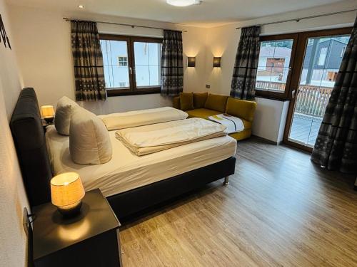 Кровать или кровати в номере Aparthotel Dorfplatzl Garni