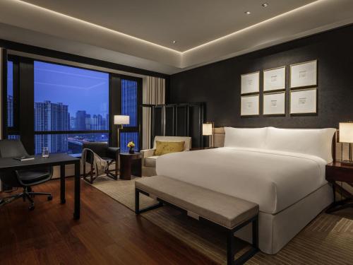 Postel nebo postele na pokoji v ubytování Fairmont Wuhan