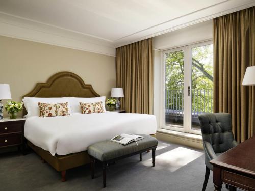 Кровать или кровати в номере Carton House A Fairmont Managed hotel