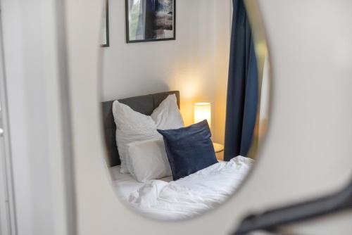 a reflection of a bed with pillows in a mirror at HappyPlace - großzügige Ferienwohnung im Zentrum in Bad Wörishofen