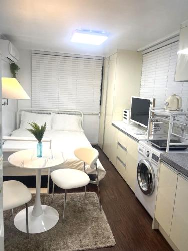 Kuchyň nebo kuchyňský kout v ubytování 압구정역도보6분,신사,강남