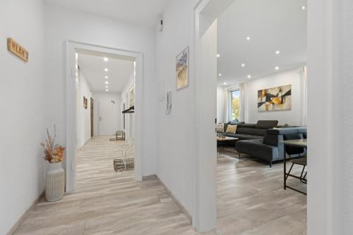 a white living room with a couch and a table at HappyPlace - großzügige Ferienwohnung im Zentrum in Bad Wörishofen