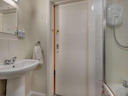 Bilik mandi di 2 Bed in Keswick 28383