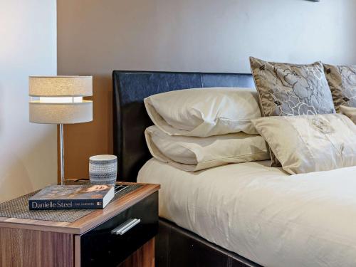 Katil atau katil-katil dalam bilik di 2 Bed in Mellor FINCH