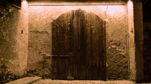an old wooden door in a stone wall at Il Ronchetto in Cunardo