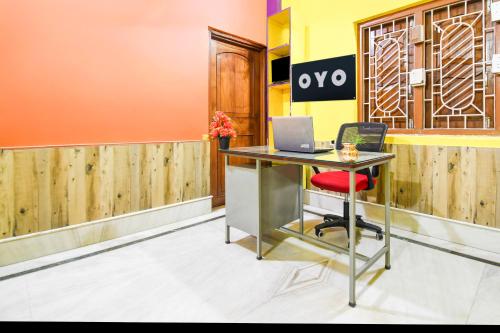 an office with a desk with a laptop on it at Hotel O Shiv Shakti Homestay in Jalpāiguri