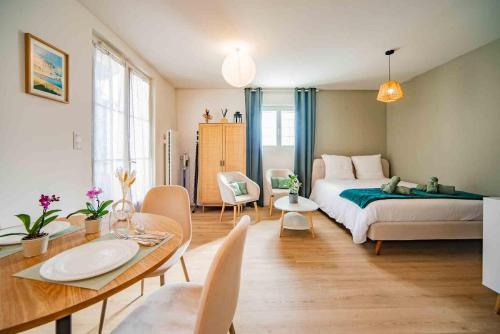 a bedroom with a bed and a dining room at Le Nid Tourangeau - Calme - Wifi - Parking in Monnaie
