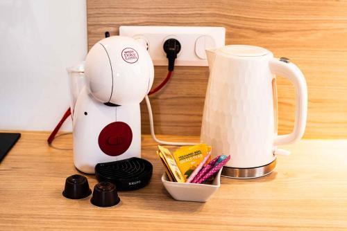 a white blender sitting on a counter next to a coffee maker at Studio - Calme - Confort - Proche de Tours in Monnaie